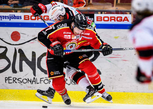 Luleås Jan Sandström tacklar Malmö Redhawks Robin Alvarez