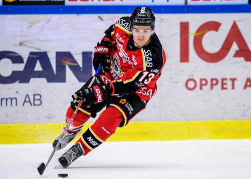 Luleås Julius Junttila med pucken