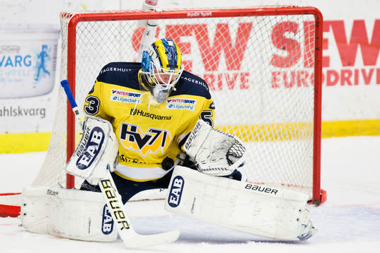 s målvakt Fredrik Pettersson-Wentzel räddar