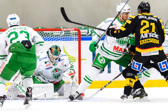 Skellefteås Jimmie Ericsson (h) oroar framför Rögles