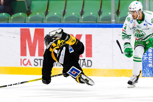 Skellefteås Andreas Wingerli bentacklas av Rögles Almen