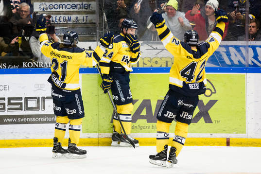 s Mattias Tedenby, Erik Christensen och Dylan Reese jublar