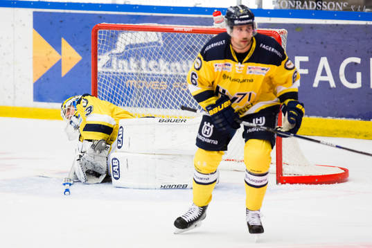 s målvakt Fredrik Pettersson-Wentzel och HV71:s
