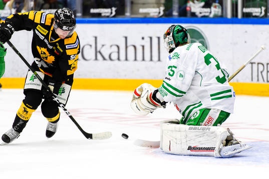 Skellefteås Sebastian Ohlsson oroar framför Rögles