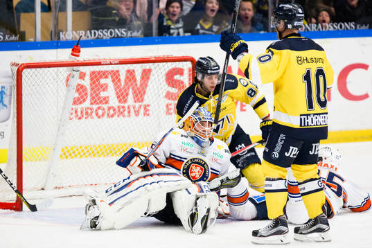 s Kevin Stenlund gör mål till 1-2 bakom Växjös målvakt