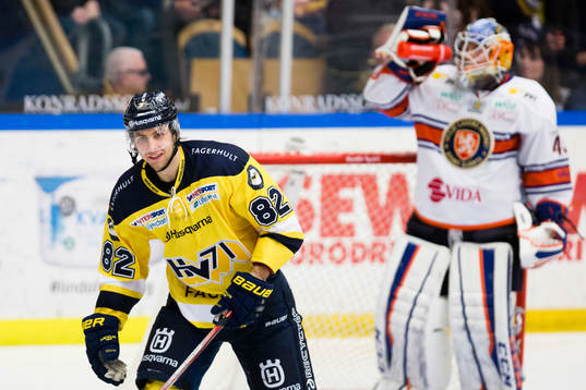 s Kevin Stenlund jublar och Växjös målvakt Viktor