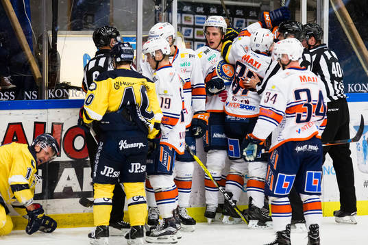 s Martin Thörnberg (h) får en smäll av Växjös Philip