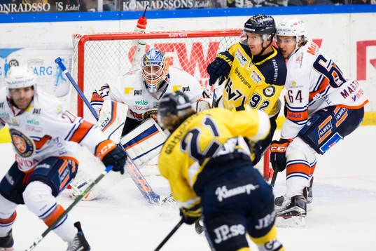 s Mattias Tedenby skjuter ett skott mot Växjös målvakt