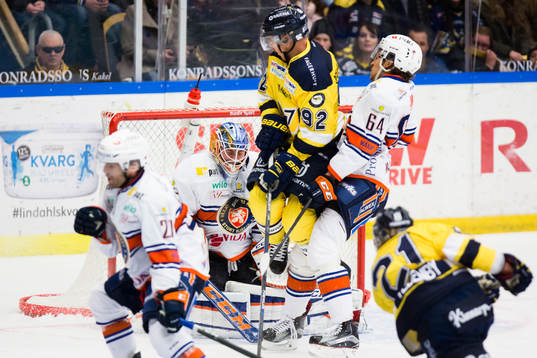 s Mattias Tedenby skjuter ett skott mot Växjös målvakt