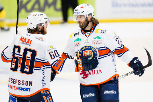 Växjös Erik Josefsson och Ville Leino jublar