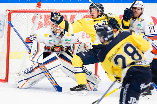 Växjös målvakt Viktor Andrén räddar ett skott från