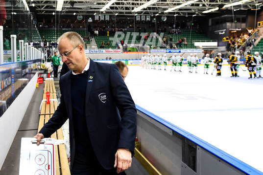 Rögles tränare Anders Eldebrink deppar när han lämnar