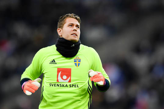 Sveriges målvakt Kristoffer Nordfeldt  värmer upp