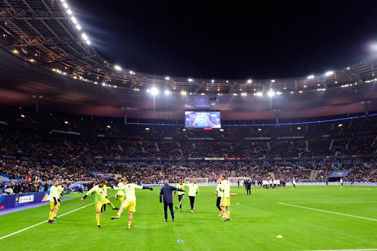 Sveriges spelare värmer upp på Stade de France
