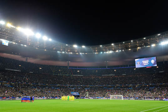 En tyst minut på Stade de France för att hedra offren
