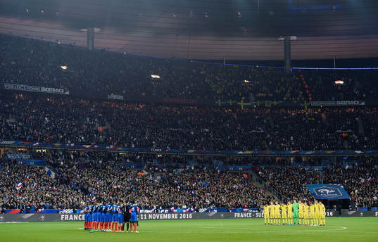 En tyst minut på Stade de France för att hedra offren