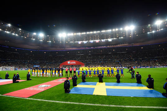 Frankrike och Sveriges spelare står uppställda