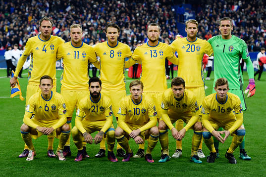 Sveriges spelare står uppställda för en lagbild, övre