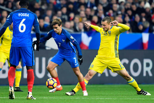 Frankrikes Antoine Griezmann och Sveriges Jakob Johansson