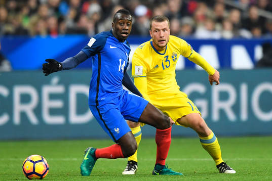 Frankrikes Blaise Matuidi och Sveriges Jakob Johansson