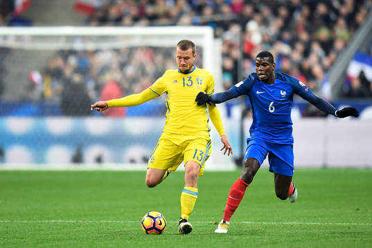 Sveriges Jakob Johansson och Frankrikes Paul Pogba
