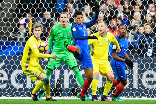 Frankrikes Raphael Varane och Patrice Evra framför