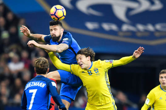 Frankrikes Olivier Giroud och Sveriges Albin Ekdal