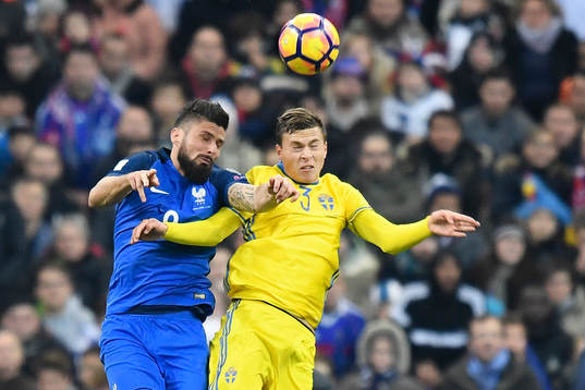 Frankrikes Olivier Giroud och Sveriges Victor Nilsson