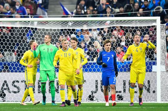 Sveriges målvakt Robin Olsen, John Guidetti, Albin Ekdal,