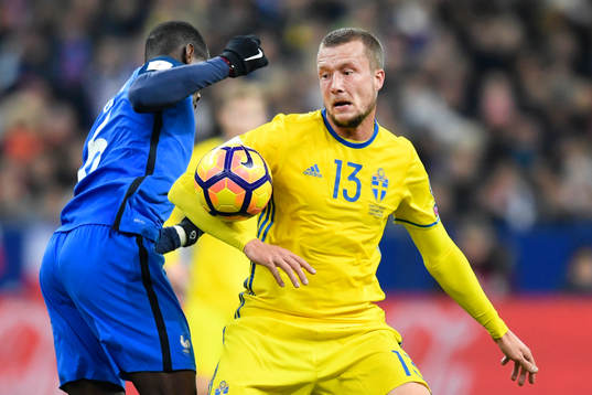 Sveriges Jakob Johansson och Frankrikes Paul Pogba