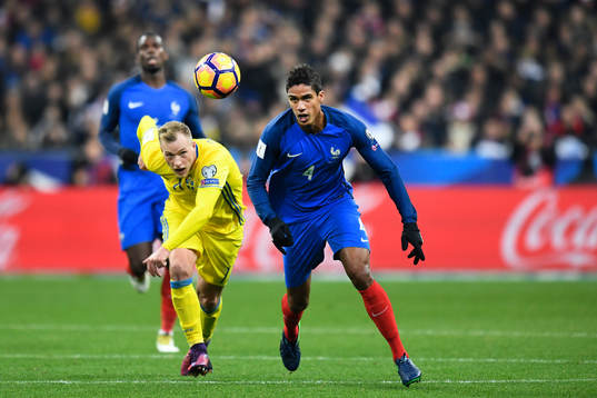 Sveriges John Guidetti och Frankrikes Raphael Varane