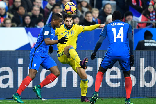 Sveriges Jimmy Durmaz mot Frankrikes Patrice Evra och