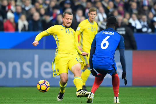 Sveriges Jakob Johansson mot Frankrikes Paul Pogba