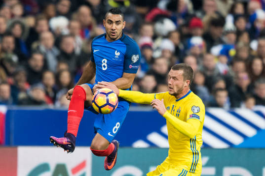 Frankrikes Dimitri Payet och Sveriges Jakob Johansson
