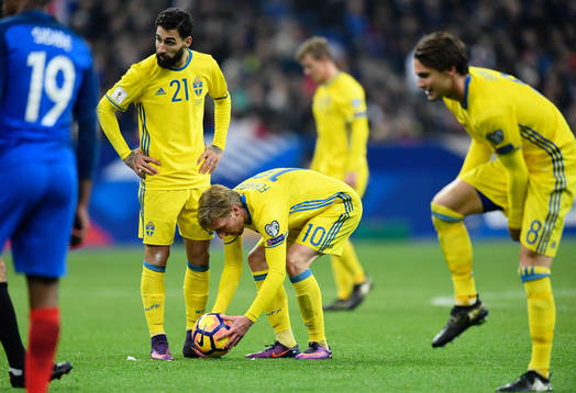 Sveriges Emil Forsberg lägger bollen till rätta innan