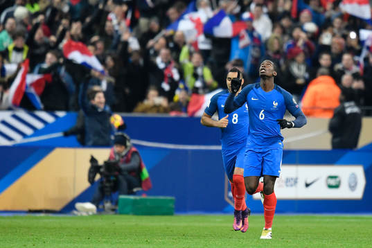 Frankrikes Paul Pogba jublar