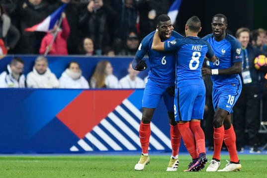 Frankrikes Paul Pogba gör 1-1 och jublar med Dimitri Payet