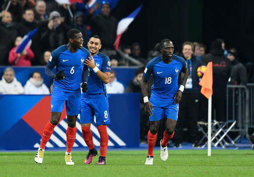 Frankrikes Paul Pogba gör 1-1 och jublar med Dimitri Payet