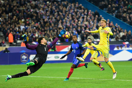 Frankrikes målvakt Hugo Lloris och Sveriges Ola Toivonen
