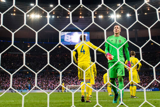 Sveriges Andreas Granqvist och målvakt Robin Olsen deppar