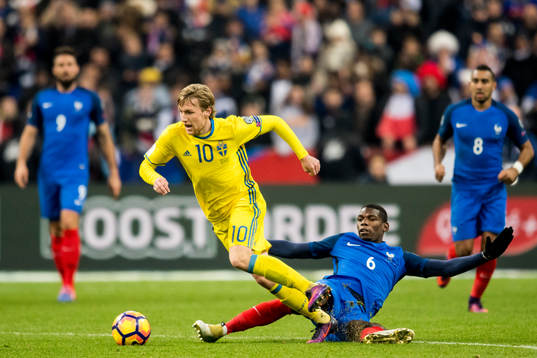 Sveriges Emil Forsberg tar sig förbi Frankrikes Paul Pogba