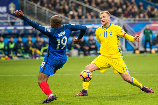 Sveriges John Guidetti och Frankrikes Djibril Sidibé