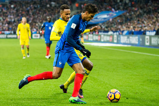 Frankrikes Raphael Varane och Sveriges Isaac Kiese Thelin