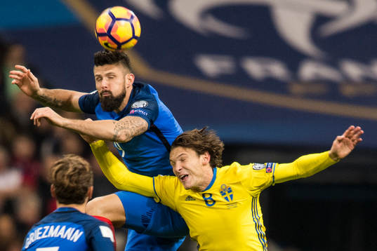 Frankrikes Olivier Giroud och Sveriges Albin Ekdal