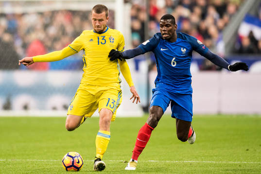 Sveriges Jakob Johansson och Frankrikes Paul Pogba