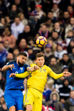 Frankrikes Olivier Giroud och Sveriges Victor Nilsson