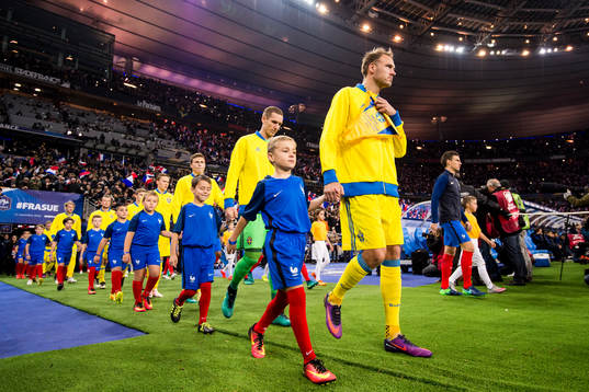Sveriges Andreas Granqvist, målvakt Robin Olsen och Victor