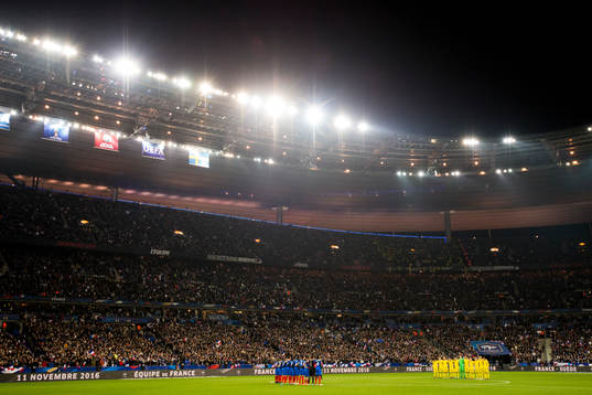 En tyst minut på Stade de France för att hedra offren
