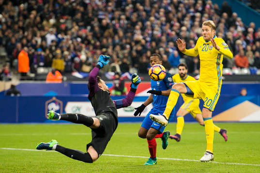 Sveriges Ola Toivonen med målchans mot Frankrikes Patrice