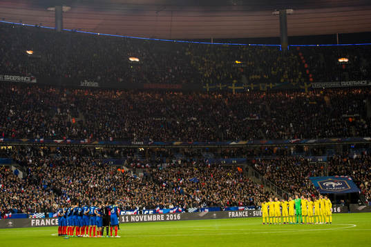 En tyst minut på Stade de France för att hedra offren